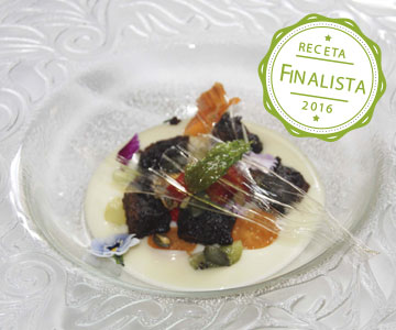 Cremoso de queso y chocolate blanco con frutas, pipas de calabaza y bizcocho de chocolate