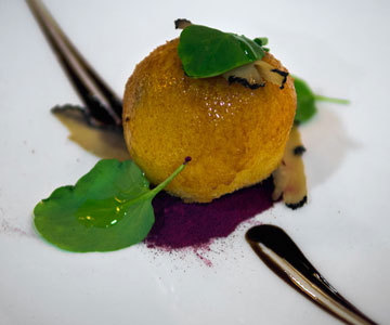Croqueta de queso viejo Marantona trufada, con tierra salada de frambuesas