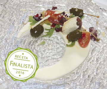 Ensalada de encurtidos y crucíferas con manto de crema de queso manchego