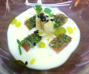 Taquitos de salmón marinado al eneldo con sopa fría de queso curado-semicurado la casota con caviar, espárragos blancos y lascas de queso curado Marantona